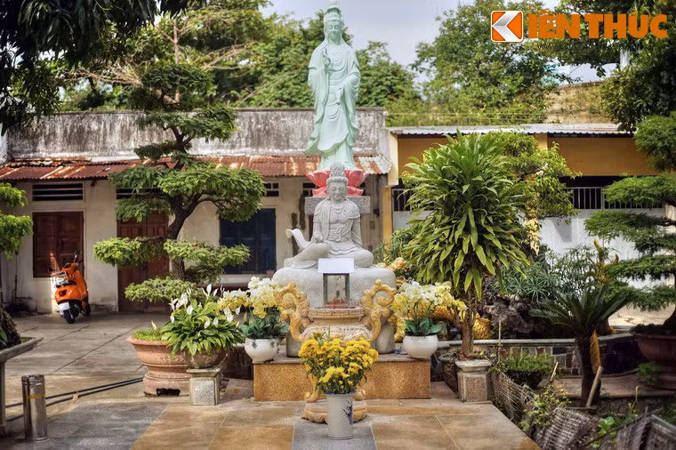 Cách tượng Phật A Di Đà không xa là đài Quan Âm.