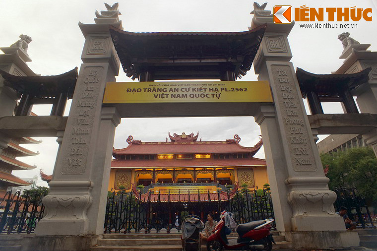 Nằm ở số 244 đường Ba tháng Hai, quận 10, Việt Nam Quốc Tự là một ngôi chùa lớn của TP HCM. Chùa được khởi công xây dựng năm 1964 theo đồ án thiết kế của KTS nổi tiếng Ngô Viết Thụ. Vì nhiều lý do, phải đến thập niên 1990 chùa với được xây hoàn thiện và đi vào hoạt động...