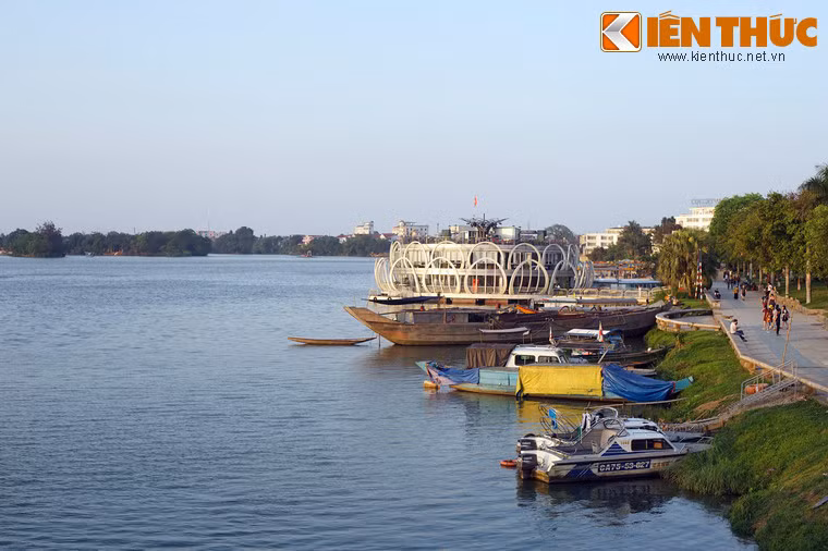 Với vẻ đẹp thơ mộng, sông Hương đã trở thành nguồn cảm hứng cho nhiều tác phẩm nghệ thuật bất hủ qua nhiều thế hệ văn nghệ sĩ. Khi Cố đô Huê trở thành Di sản thế giới, sông Hương cũng trở thành dòng sông di sản, đóng góp một phần không nhỏ cho sự phát triển của ngành du lịch xứ Huế.