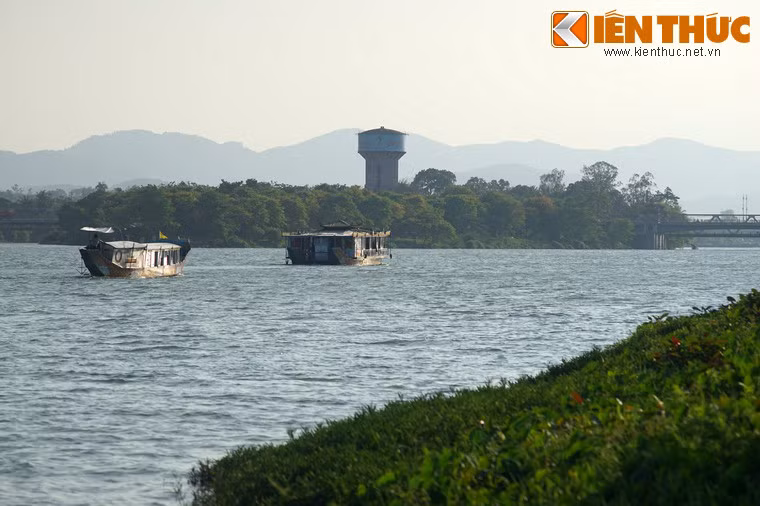 Sông Hương có vai trò đặc biệt quan trọng về mặt phòng thủ, giao thông, thương mại và thủy lợi của Cố đô Huế. Đây cũng là một dòng sông thiêng về phong thủy. Ở đoạn chảy qua Kinh thành, giữa lòng sông có Cồn Dã Viên và Cồn Hến, được ví như "Tả thanh long" và "Hữu bạch hổ", những linh vật trấn thành theo quan niệm xưa.