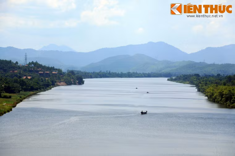 1. Chảy qua khu vực trung tâm của thành phố Huế, sông Hương là danh thắng mang tính biểu tượng cho Cố đô Huế xưa. Sông dài 33 km, bắt đầu từ ngã ba Bằng Lăng chảy về cửa Thuận An. Tại ngã ba Bằng Lăng, sông Hương được hợp thành từ sông Tả Trạch và Hữu Trạch, đều bắt nguồn từ dãy Trường Sơn.