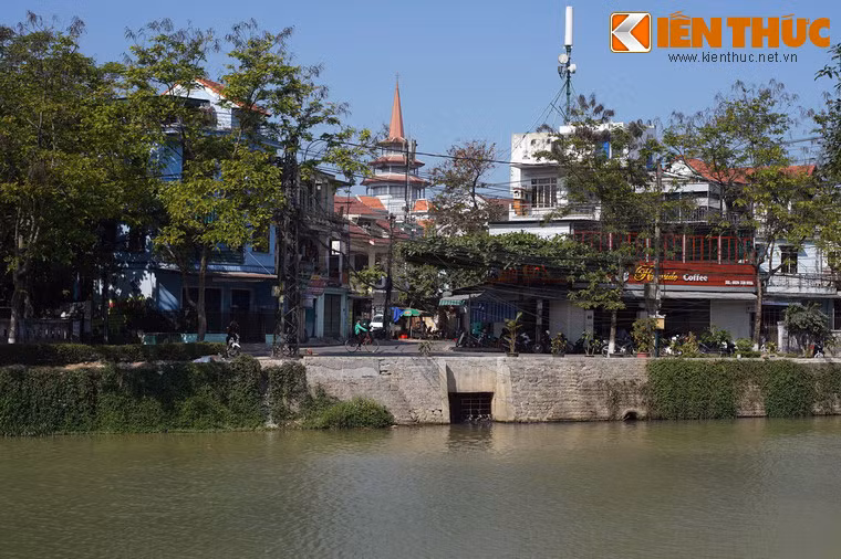 Dòng sông này cũng nổi tiếng với hiện tượng “nắng đục, mưa trong” trái ngược với quy luật tự nhiên. Hiện tượng này gắn với một truyền thuyết kỳ bí. Theo đó, việc đào sông làm mở hang động của một con thuồng luồng khổng lồ. Mỗi khi trời nắng, con vật trở nên dữ tợn, vẫy vùng làm đục ngầu cả dòng nước...