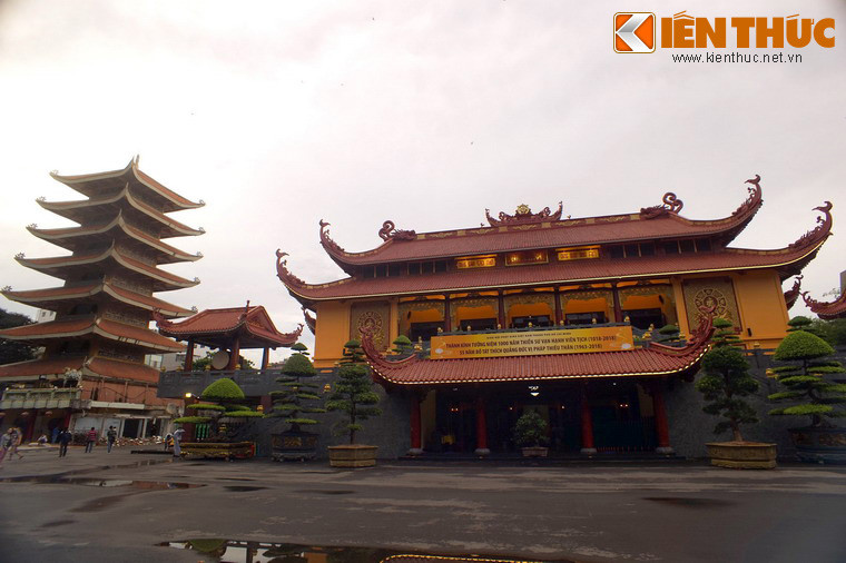 Đến tháng 10/2014, Việt Nam Quốc Tự được khởi công xây mới. Ngày 7/11/2017, chùa chính thức được khánh thành. Trung tâm của chùa là tòa chính điện mang phong cách kiến trúc Phật giáo Việt Nam hiện đại.