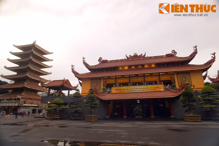 Đến tháng 10/2014, Việt Nam Quốc Tự được khởi công xây mới. Ngày 7/11/2017, chùa chính thức được khánh thành. Trung tâm của chùa là tòa chính điện mang phong cách kiến trúc Phật giáo Việt Nam hiện đại.