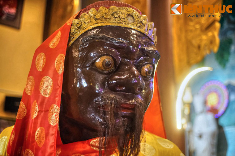 Cả Ông Đỏ và Ông Đen đều thân quen với vua nước Chiêm Thành (Chăm Pa) thời đó. Có một dịp, cả hai ông sang thăm Chiêm Thành gặp lúc vua Chiêm lâm trọng bệnh. Với các kiến thức y học của mình, hai ông đã lập công lớn trong việc chữa trị hết bệnh hiểm nghèo cho vua nước bạn.