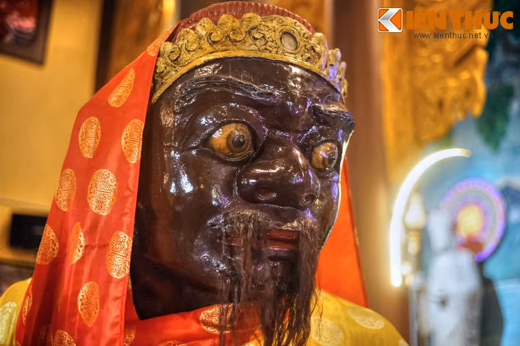 Cả Ông Đỏ và Ông Đen đều thân quen với vua nước Chiêm Thành (Chăm Pa) thời đó. Có một dịp, cả hai ông sang thăm Chiêm Thành gặp lúc vua Chiêm lâm trọng bệnh. Với các kiến thức y học của mình, hai ông đã lập công lớn trong việc chữa trị hết bệnh hiểm nghèo cho vua nước bạn.