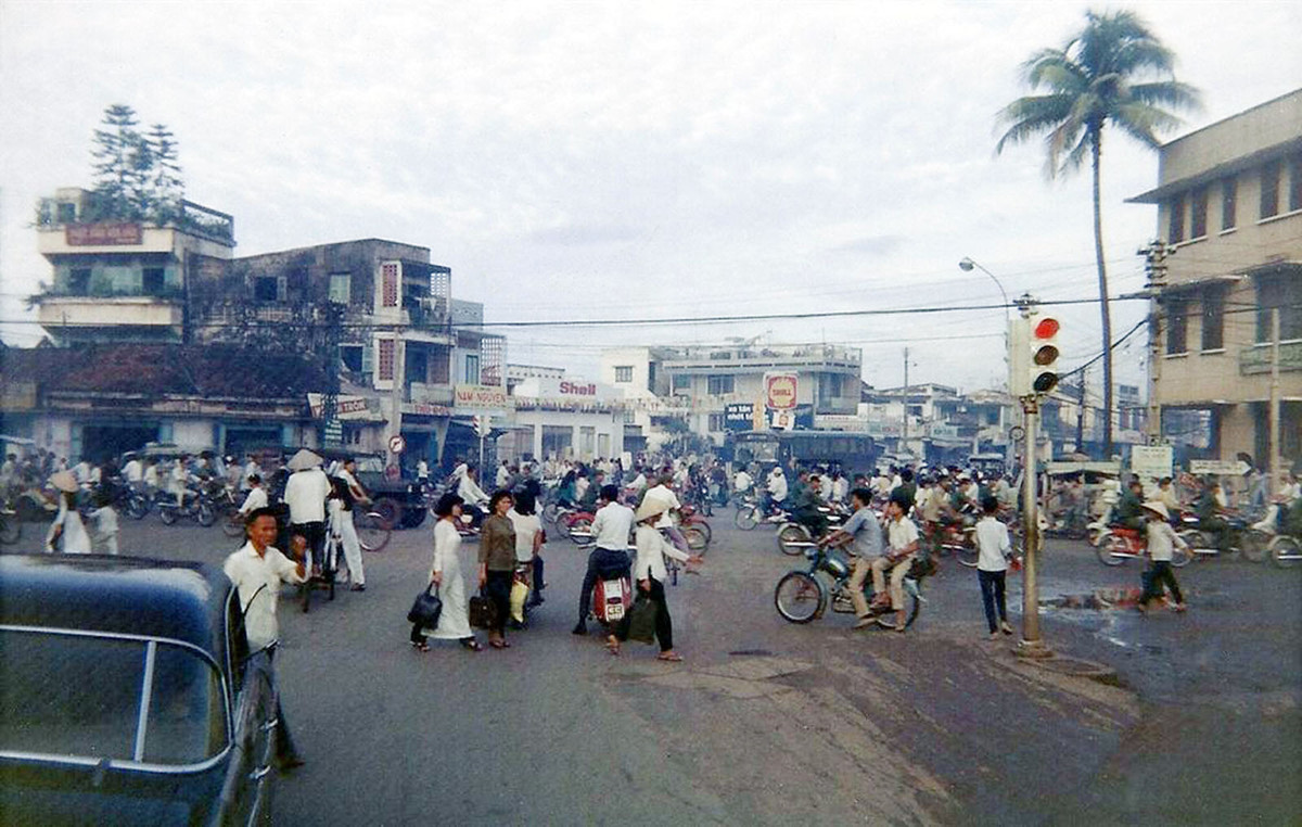 Ngã tư Phú Nhuận, bên phải là Bệnh viện Cơ Đốc. Ảnh: David Stromberger.