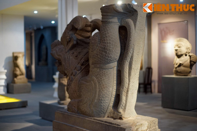 Các chi tiết tạo hình cho thấy con rồng này mang nhiều đặc điểm của các con vật khác nhau như sừng dê, ngà voi, đuôi rắn...