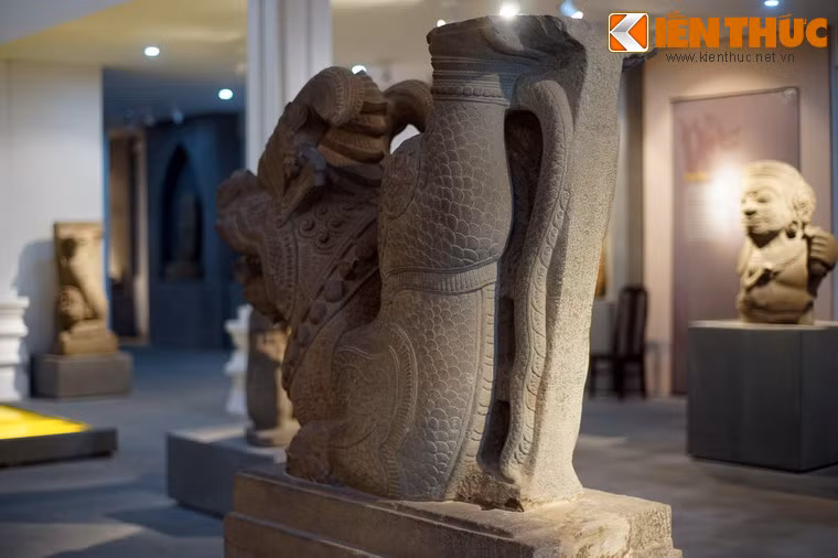 Các chi tiết tạo hình cho thấy con rồng này mang nhiều đặc điểm của các con vật khác nhau như sừng dê, ngà voi, đuôi rắn...