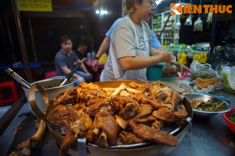Các món đậm chất Trung Hoa khác có thể kể đến là phá lấu (ảnh), thịt kho tàu, cơm chiên Dương Châu, mỳ hoành thánh, há cảo...
