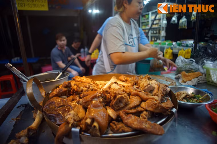 Các món đậm chất Trung Hoa khác có thể kể đến là phá lấu (ảnh), thịt kho tàu, cơm chiên Dương Châu, mỳ hoành thánh, há cảo...