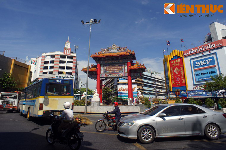 Phía Tây khu phố Tàu có Cổng Trung Hoa, một chiếc cổng rất lớn có màu đỏ, mái ngói vàng và trang trí rồng phượng bắt mắt.