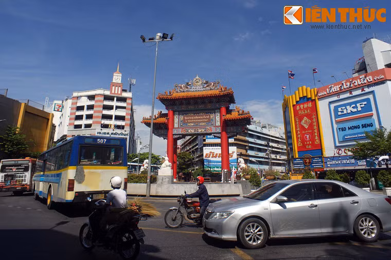 Phía Tây khu phố Tàu có Cổng Trung Hoa, một chiếc cổng rất lớn có màu đỏ, mái ngói vàng và trang trí rồng phượng bắt mắt.