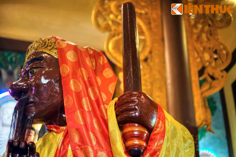 Sau đó, hoàng tử Xiêm La cầu hôn em gái Ông Đỏ - Huỳnh Tấn Công - nên Ông Đỏ yêu cầu dùng Ông Đen làm lễ vật cầu hôn. Nhờ cuộc hôn nhân này, hai người gặp lại nhau và cùng trở về nước Việt.