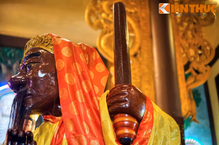 Sau đó, hoàng tử Xiêm La cầu hôn em gái Ông Đỏ - Huỳnh Tấn Công - nên Ông Đỏ yêu cầu dùng Ông Đen làm lễ vật cầu hôn. Nhờ cuộc hôn nhân này, hai người gặp lại nhau và cùng trở về nước Việt.