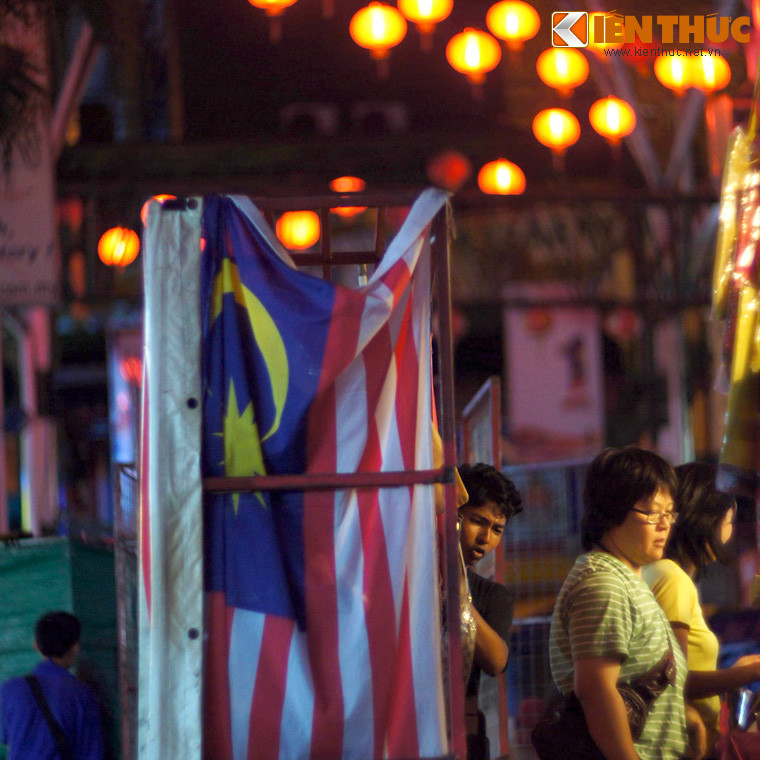 Không chỉ thu hút khách du lịch phương xa, con phố người Hoa này còn là điểm mua sắm quen thuộc của người dân địa phương.