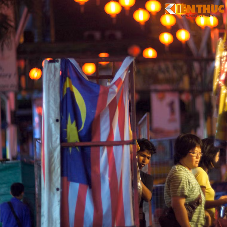 Không chỉ thu hút khách du lịch phương xa, con phố người Hoa này còn là điểm mua sắm quen thuộc của người dân địa phương.