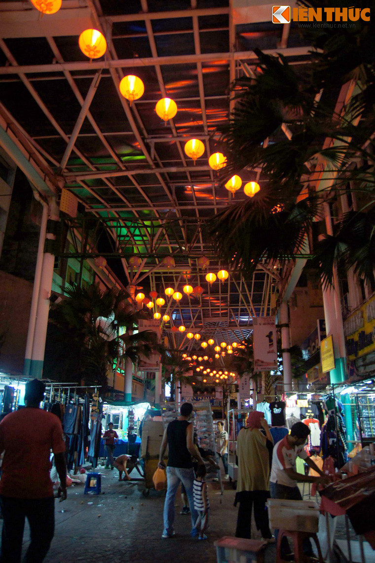 Trong những năm 2000, mái che bằng kính màu xanh được lắp đặt trên toàn tuyến phố Petaling, và con phố này được chuyển đổi thành trung tâm mua sắm dành cho người đi bộ. Hai cổng chào lớn mang kiến trúc Trung Hoa cũng được xây dựng ở hai đầu phố.