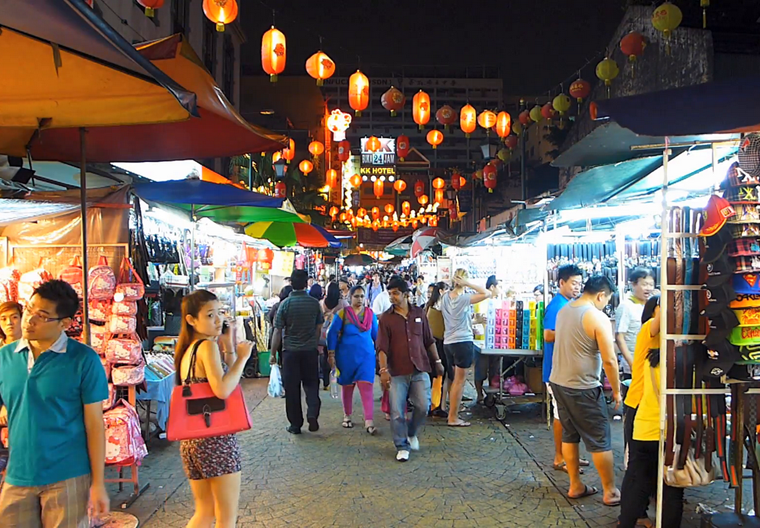 Phố Petaling hình thành đầu thế 20 bởi những người Hoa đã lập nghiệp tại Kuala Lumpur từ trước đó một thế kỷ. Đây là cộng đồng lao động đầu tiên của Kuala Lumpur, chủ yếu hoạt động trong khai thác thác và kinh doanh mỏ thiếc. Theo thời gian, Petaling trở thành trung tâm thương mại sầm uất của người Hoa.