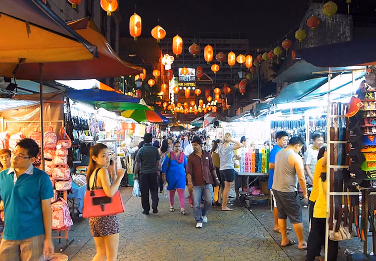 Phố Petaling hình thành đầu thế 20 bởi những người Hoa đã lập nghiệp tại Kuala Lumpur từ trước đó một thế kỷ. Đây là cộng đồng lao động đầu tiên của Kuala Lumpur, chủ yếu hoạt động trong khai thác thác và kinh doanh mỏ thiếc. Theo thời gian, Petaling trở thành trung tâm thương mại sầm uất của người Hoa.