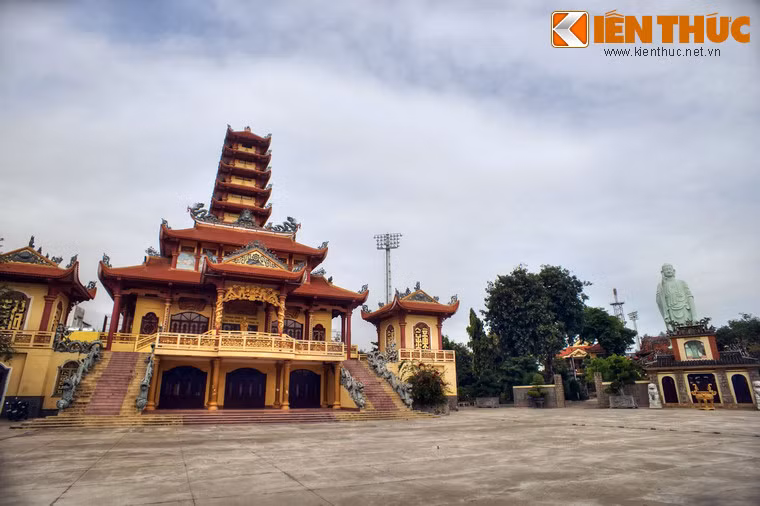 Theo sử sách, chùa được xây dựng từ dưới thời vua Lê Dụ Tông, thế kỷ 18. Tổ khai sơn của chùa là sư Đức Sơn, một vị sư người gốc Hoa.