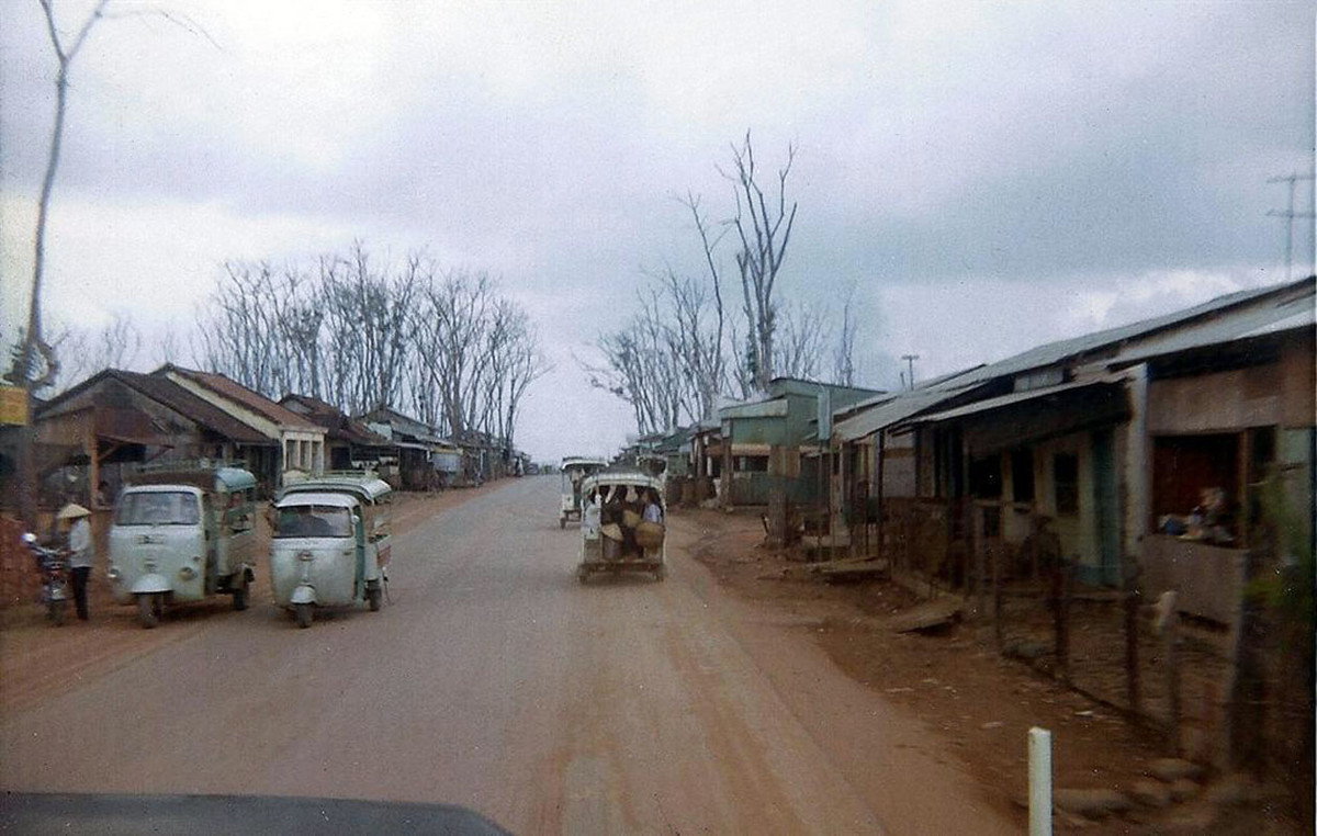 Trên Quốc lộ 1 ở Tam Hiệp. Ảnh: David Stromberger.