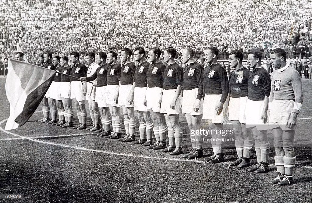 Đội tuyển Tiệp Khắc xếp hàng trên sân Roma trước trận chung kết World Cup với Italia. Ảnh: Getty.