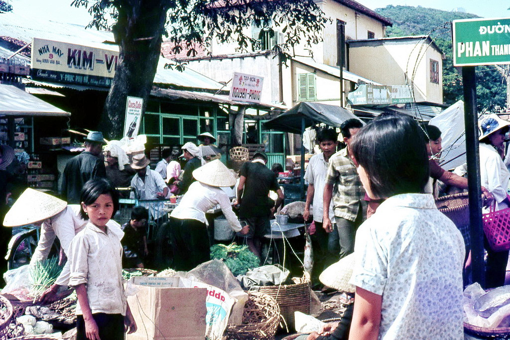 Cảnh họp chợ tại ngã ba Khu Văn Ba - Phan Thanh Giản (nay là Phùng Khắc Khoan - Lý Tự Trọng). Ảnh: Terry Maher.