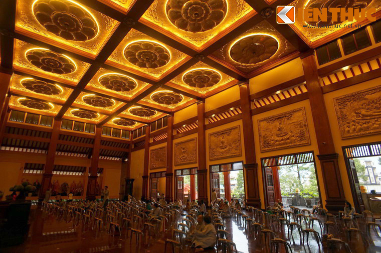 Bầu không gian đặc biệt ở nơi đây khiến du khách như tạm thời thoát khỏi cuộc sống trần tục đầy lo toan để cảm nhận sự thanh thản của cõi Phật.