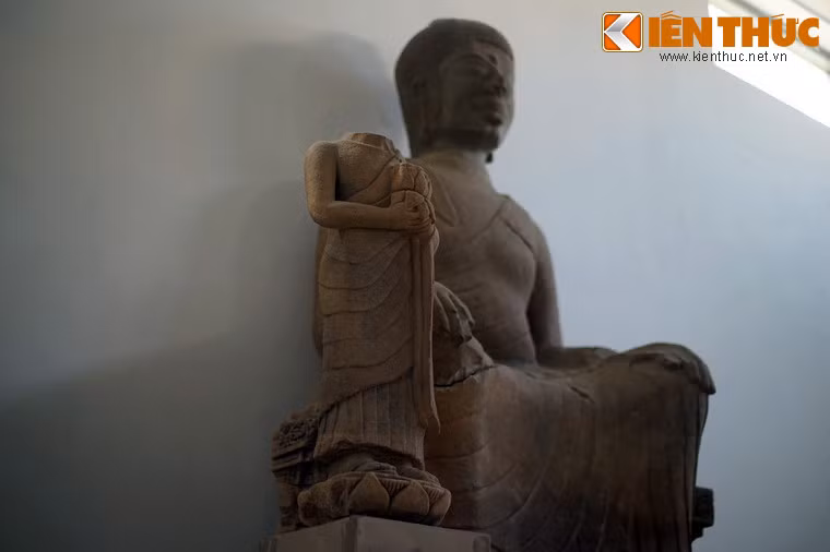 Đầu tượng thứ nhất không trùng khớp hoàn toàn với thân tượng, đầu tượng thứ hai lắp ghép trùng khớp hơn. Mặc dù vẫn còn có thể có chiếc đầu khác chưa được tìm thấy, nhưng đầu thứ hai được xem như giả định khả dĩ để hình dung một tượng Phật hoàn chỉnh.