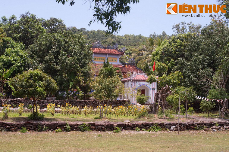 Nằm ở thôn Cần Lương, xã An Dân, huyện Tuy An, tỉnh Phú Yên, chùa Đá Trắng là một ngôi cổ tự nổi tiếng với nhiều nét độc đáo hấp dẫn du khách.