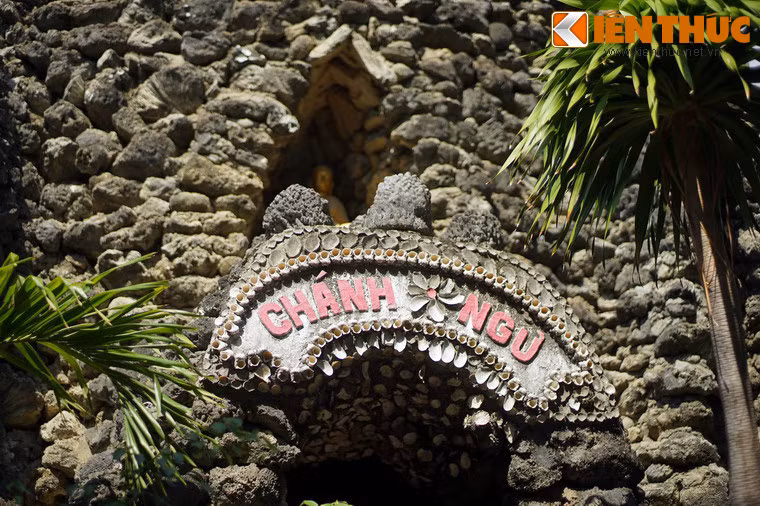 Tháp có 8 cửa, tượng trưng cho Bát Chính Đạo trong đạo Phật, gồm: chính kiến, chính tư duy, chính ngữ, chính nghiệp, chính mạng, chính tinh tấn, chính niệm, chính định.