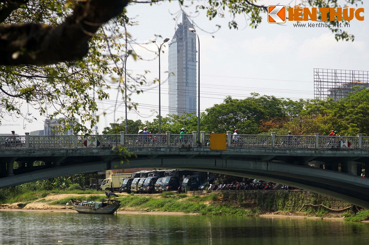 Năm 1808, triều Nguyễn đã cho xây ba cây cầu bắc qua sông gồm cầu An Hội, cầu Đông Gia, cầu Thanh Tước, đến thời Minh Mạng và Thiệu Trị đổi tên thành cầu Gia Hội, cầu Đông Ba và cầu Đông Hội. Ngày nay cầu Đông Hội không còn, cầu Gia Hội và Đông Ba đã được xây mới.