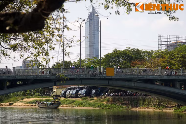 Năm 1808, triều Nguyễn đã cho xây ba cây cầu bắc qua sông gồm cầu An Hội, cầu Đông Gia, cầu Thanh Tước, đến thời Minh Mạng và Thiệu Trị đổi tên thành cầu Gia Hội, cầu Đông Ba và cầu Đông Hội. Ngày nay cầu Đông Hội không còn, cầu Gia Hội và Đông Ba đã được xây mới.