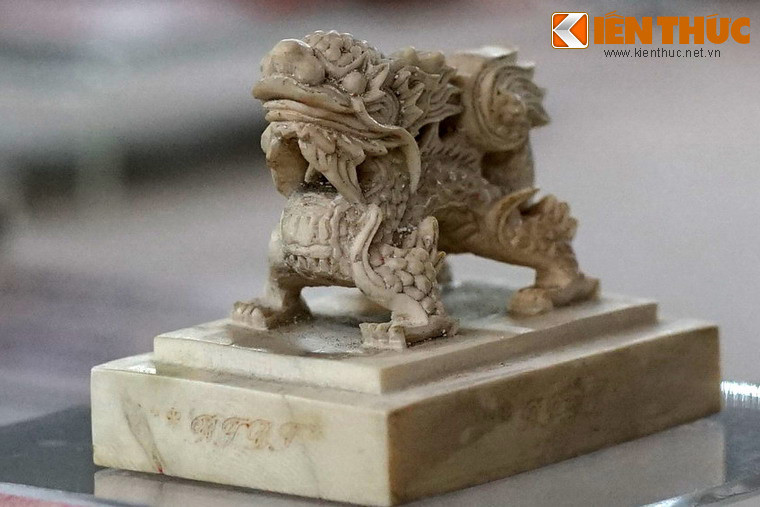 Cận cảnh hình tượng rồng trên núm ấn "Đọc thư bất cẩu thậm giải".