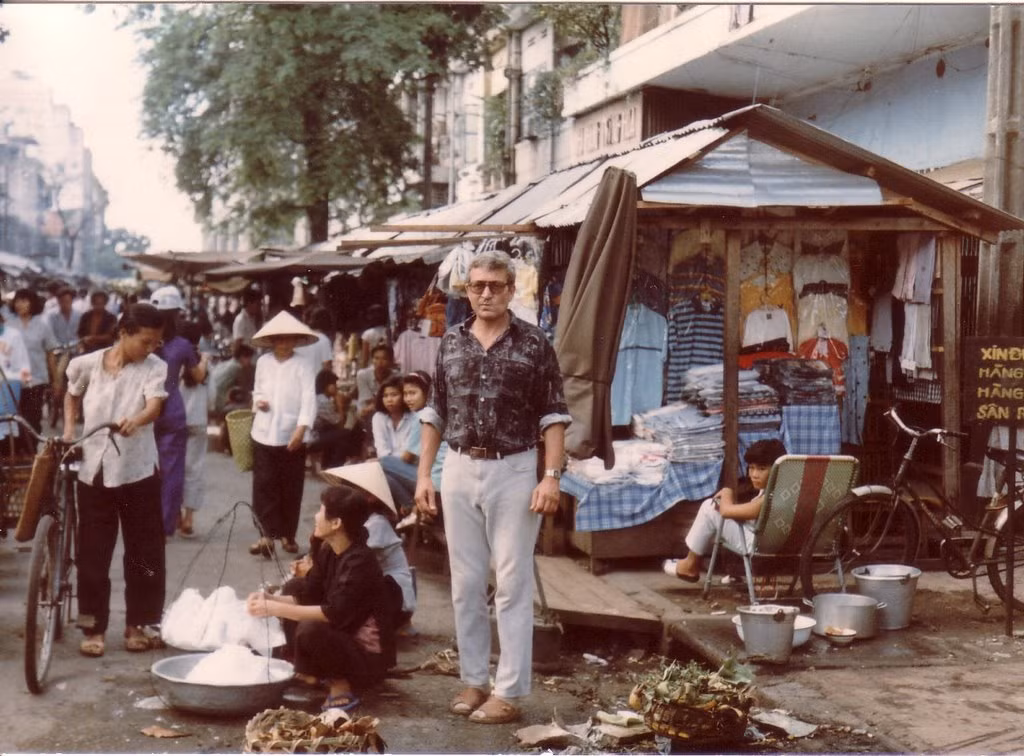Ông Günter Mosle đứng trước một khu chợ ở Sài Gòn. Ảnh: Günter Mosle.