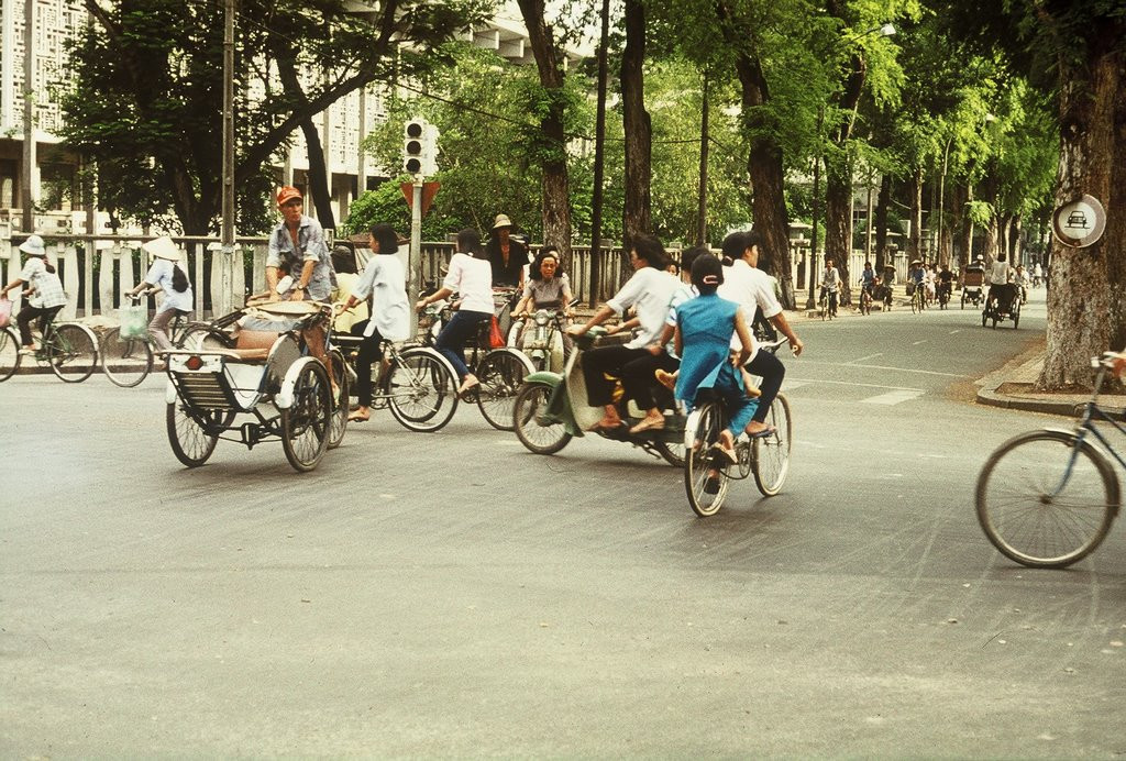 Ngã tư Lý Tự Trọng - Nguyễn Trung Trực, tòa nhà bên trái là Thư viện Khoa học Tổng hợp TP HCM. Ảnh: Günter Mosle.