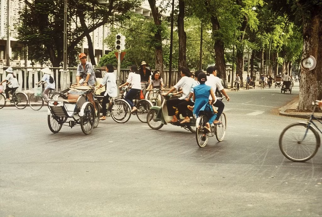 Ngã tư Lý Tự Trọng - Nguyễn Trung Trực, tòa nhà bên trái là Thư viện Khoa học Tổng hợp TP HCM. Ảnh: Günter Mosle.