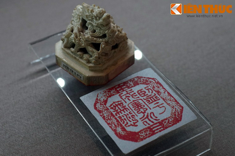 Ấn ngà "Lục hào Khiêm quái giai cát", nghĩa là "Quẻ khiêm có sáu hào đều tốt".