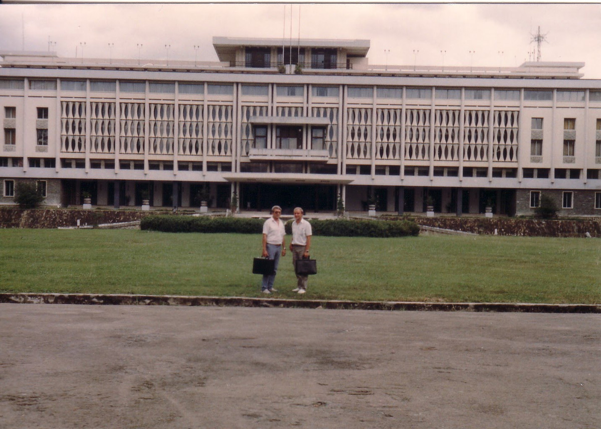  Dinh Độc Lập nhìn từ phía cổng chính của Dinh. 