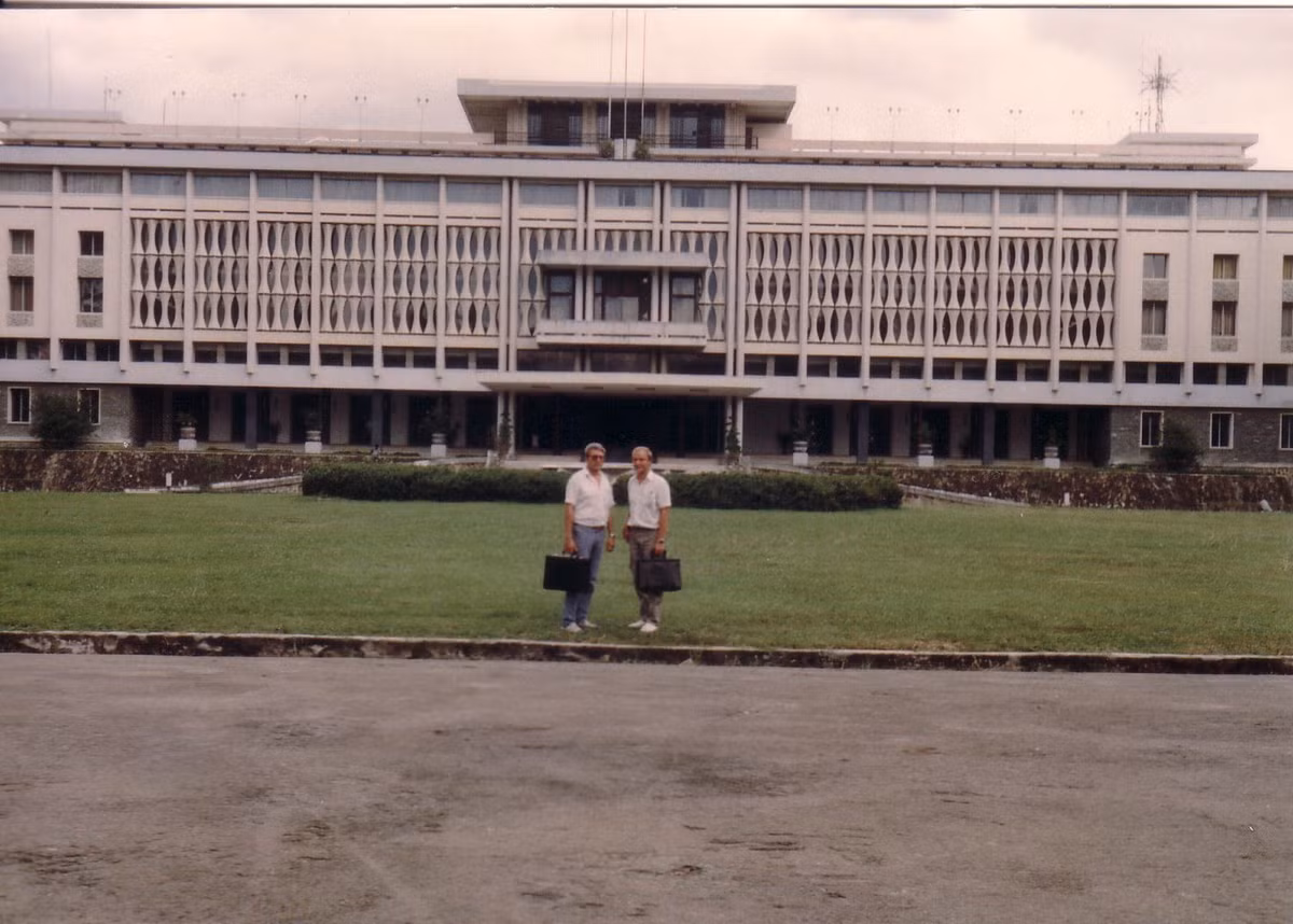  Dinh Độc Lập nhìn từ phía cổng chính của Dinh. 