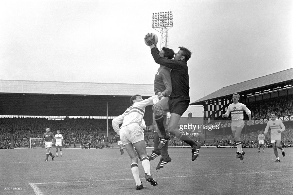 Một pha bay người bắt bóng của Lev Yashin trong trận gặp Hungary tại tứ kết World Cup 1966. Liên Xô thắng 2-1 trong trận này. Ảnh: Getty.