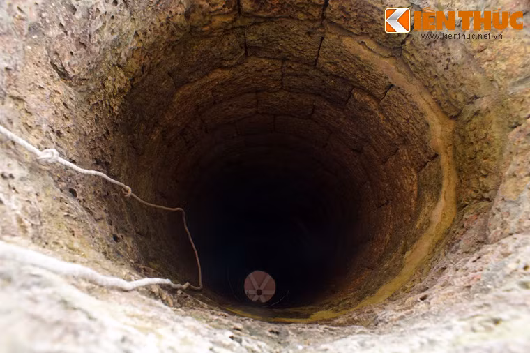 Sau khi nhà Tây Sơn sụp đổ, vua Gia Long đã tìm cách xóa sổ tất cả những gì liên quan đến dòng họ và vương triều Tây Sơn. Tuy nhiên, cây me và giếng nước trong vườn nhà ông Hồ Phi Phúc vẫn được người dân bảo vệ.