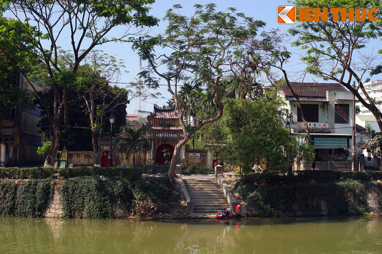 Một phủ đệ nổi tiếng khác là phủ Tùng Thiện vương (số 91 Phan Đình Phùng), nơi ở của Nguyễn Phúc Miên Thẩm, con trai thứ 10 của vua Minh Mạng, em trai của vua Thiệu Trị. Đây là công trình tiêu biểu cho kiến trúc phủ đệ ở Cố đô Huế.