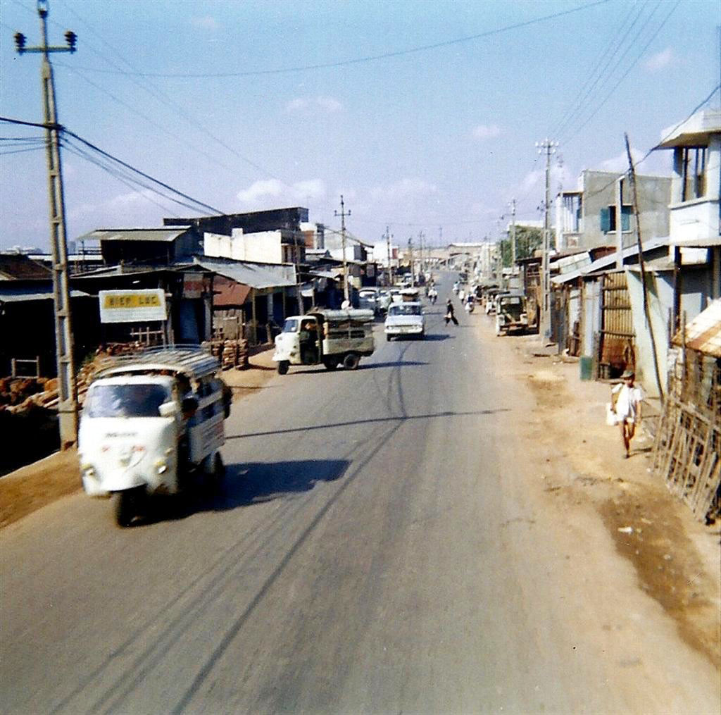 Trên Quốc lộ 1 ở Tam Hiệp. Ảnh: David Stromberger.