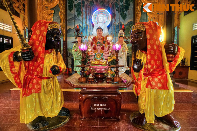 Nét đặc sắc của chùa Nhạn Sơn là hai bức tượng Ông Đỏ và Ông Đen được đặt giữa chính điện. Cả hai bức tượng được tạc bằng đá nguyên khối khối liền nhau, mỗi tượng cao 2,3 m, nặng cả tấn, tạo hình rất sống động.