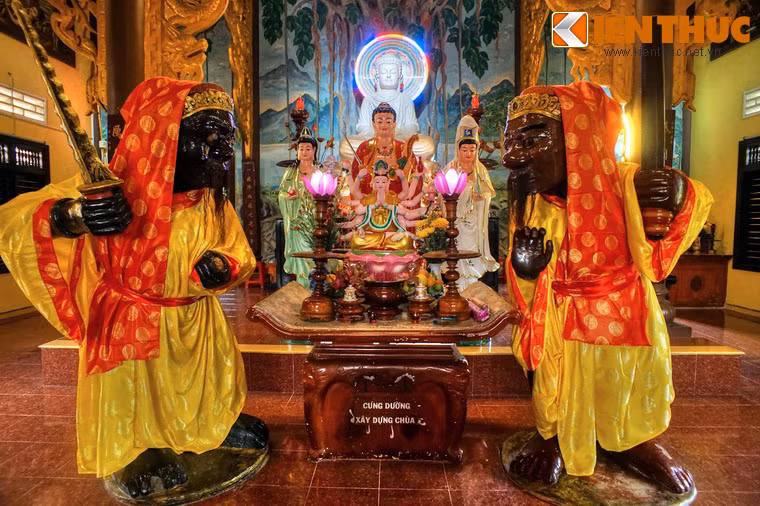 Nét đặc sắc của chùa Nhạn Sơn là hai bức tượng Ông Đỏ và Ông Đen được đặt giữa chính điện. Cả hai bức tượng được tạc bằng đá nguyên khối khối liền nhau, mỗi tượng cao 2,3 m, nặng cả tấn, tạo hình rất sống động.