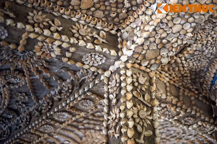 Nội thất của tòa tháp được trang hoàng bằng vô số vỏ sò, ốc, trai, điệp…