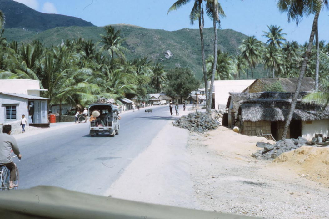 Trên Quốc lộ 1, gần thị trấn Sông Cầu. Ảnh: Steve.