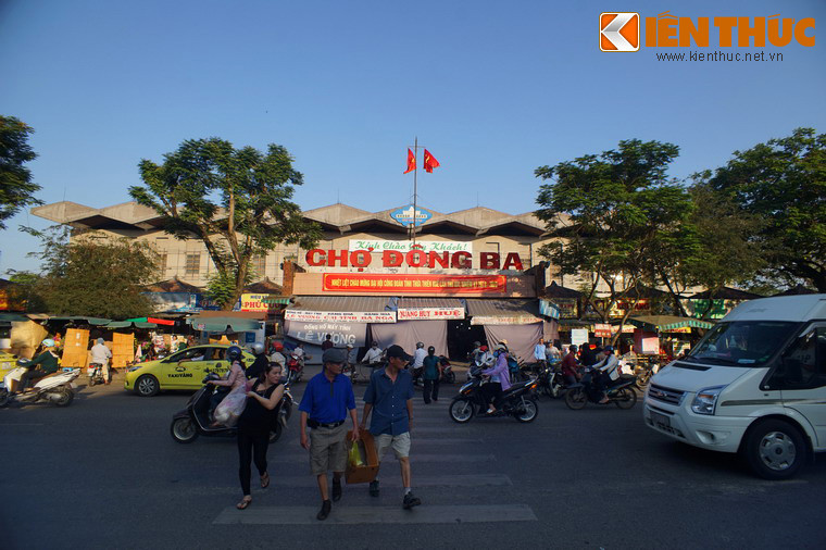 Khu chợ quan trọng nhất của Huế là chợ Đông Ba, ban đầu nằm bên bờ sông Đông Ba, phía ngoài cửa Ðông của Kinh thành (tức cửa Ðông Ba theo cách gọi dân gian). Năm 1899, vua Thành Thái cho dời chợ Đông Ba về vị trí hiện nay, bên ngã ba sông Đông Ba - sông Hương.